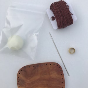 DIY-kit med spiralformade tallnålskorg: Nybörjarpyssel med exotiskt trä bild 5