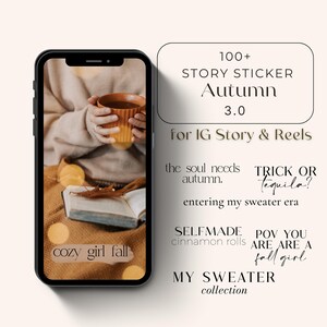 Könnte beinhalten: Eine Sammlung von über 100 Instagram-Story-Stickern zum Thema Herbst. Die Sticker zeigen herbstliche Sätze wie "cozy girl fall", "die Seele braucht Herbst", "Trick or Tequila?", "in meine Pullover-Ära eintreten", "selbstgemachte Zimtschnecken", "pov du bist ein Herbstmädchen", und "meine Pullover-Kollektion".