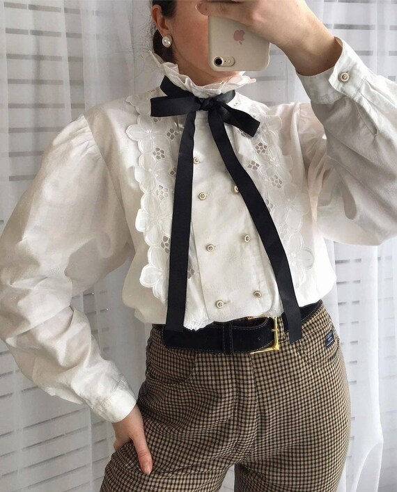 Vintage blouse puff sleeves/Victorian blouse/lace