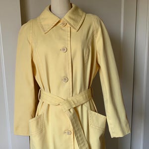 Vintage 60er Jahre London Fog Maincoats Sonniger Gelber Regenmantel mit Gürtel Made In Baltimore