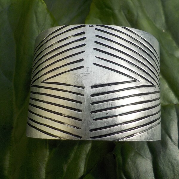 Bangle aluminium , handgemaakt van gerecycled materiaal, Bawa Hope, Kenia