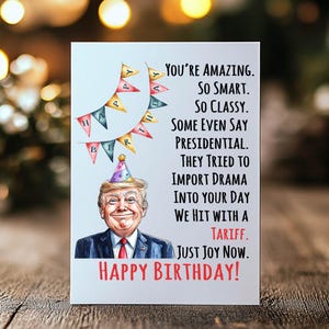 Downloads digitais de saudações engraçadas de aniversário de Trump, design de cartão de aniversário de Trump em PNG, nova mensagem de cartão de aniversário com humor no estilo Trump, arquivo de cartão faça você mesmo