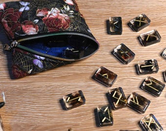 Conjunto de runas Futhark antiguas y caprichosas - Runas nórdicas mágicas con estuche con cremallera de estilo Dark Academia