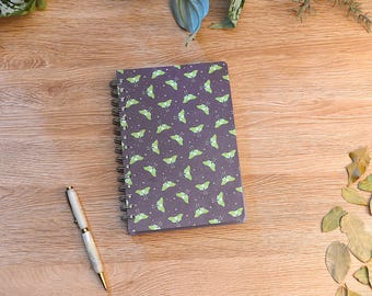 Cuaderno con diseño de polilla luna púrpura, grimorio de estilo rústico y místico, 3 tamaños, 4 diseños de página, 200 páginas.