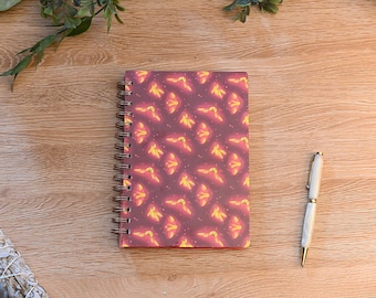 Cuaderno espiral de polilla de arce rosada, diario de estilo cottagecore caprichoso, papelería de naturaleza fantástica