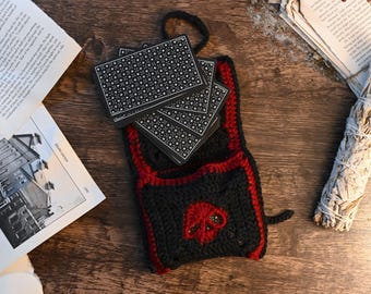 Funda de tarot y oráculo de crochet: Bolsa cuadrada de abuela con calaveras de colores