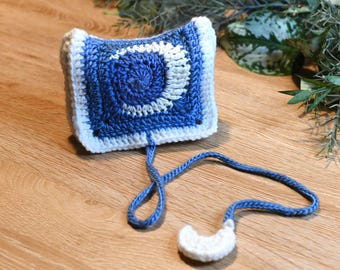 Funda para mazo de tarot de ganchillo celestial con temática de brujas, bolsa que brilla en la oscuridad de Astral Whimsigoth, bolso cuadrado hecho a mano con diseño de la luna y la abuela, tarjetero de astrología.