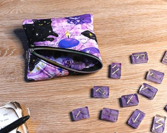 Conjunto de runas Elder Futhark estilo gótico pastel: runas nórdicas caprichosas con una linda bolsita con cremallera.