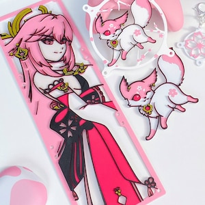 Pode incluir: Um personagem de anime rosa e preto com cabelo longo rosa e um traje vermelho e preto. O personagem é cercado por uma moldura rosa com detalhes brancos. Há também duas figuras de raposa brancas e rosas com detalhes de flores de cerejeira.