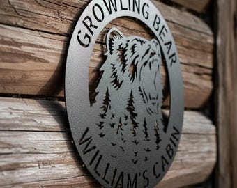 Letrero metálico personalizado de oso gruñendo: Arte de pared con monograma personalizado