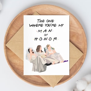 Może przedstawiać: Biała kartka z tekstem "The One Where You're My Man of Honor" w kolorze czarnym. Na kartce znajduje się kresk&oacute;wkowa ilustracja trzech kobiet w białych sukienkach, trzymających napoje i przekąski, siedzących na kanapie.