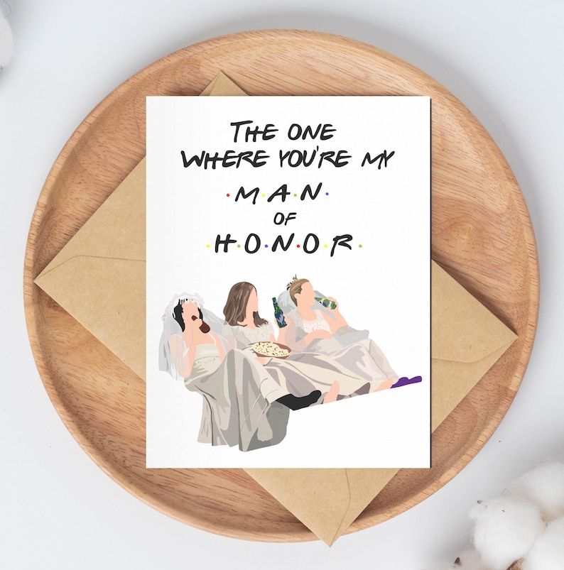 Może przedstawiać: Biała kartka z tekstem "The One Where You're My Man of Honor" w kolorze czarnym. Na kartce znajduje się kresk&oacute;wkowa ilustracja trzech kobiet w białych sukienkach, trzymających napoje i przekąski, siedzących na kanapie.