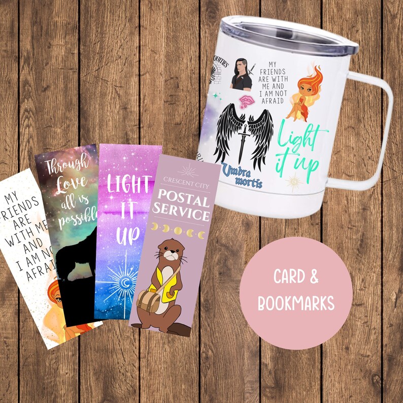 Puede incluir: Un conjunto de cuatro marcap&aacute;ginas y una taza con tem&aacute;tica de fantas&iacute;a. Los marcap&aacute;ginas presentan una variedad de dise&ntilde;os, incluyendo una luna creciente, una galaxia y un personaje con alas. La taza presenta un personaje con alas y el texto "Light it up".
