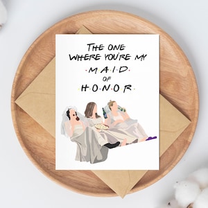 Może przedstawiać: Biała kartka z tekstem "The One Where You're My Maid of Honor" w kolorze czarnym. Na kartce znajduje się kresk&oacute;wkowa ilustracja trzech kobiet w białych sukienkach, trzymających napoje i pizzę.