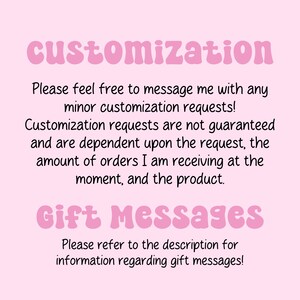 Może przedstawiać: R&oacute;żowy tekst na jasnor&oacute;żowym tle ze słowami "customization" i "Gift Messages". Tekst wyjaśnia, że ​​mniejsze prośby o personalizację są mile widziane, ale nie są gwarantowane. Podkreśla r&oacute;wnież, że dostępne są wiadomości z życzeniami i zawiera informacje o tym, jak je zam&oacute;wić.