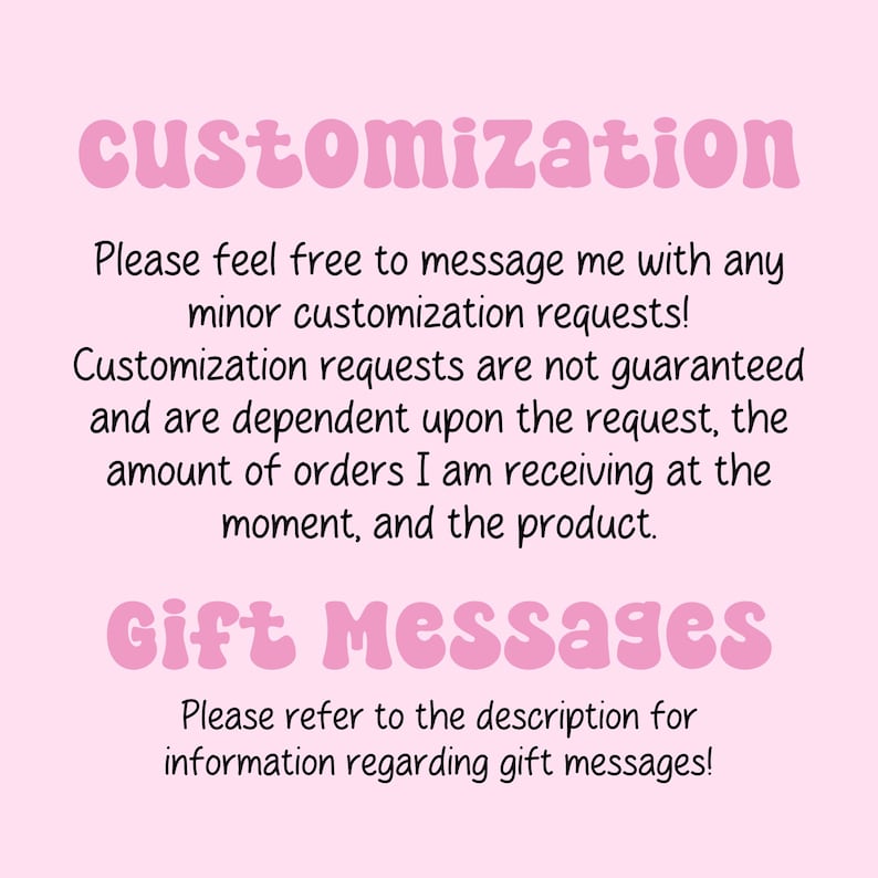 Może przedstawiać: R&oacute;żowy tekst na jasnor&oacute;żowym tle ze słowami "customization" i "Gift Messages". Tekst wyjaśnia, że ​​mniejsze prośby o personalizację są mile widziane, ale nie są gwarantowane. Podkreśla r&oacute;wnież, że dostępne są wiadomości z życzeniami i zawiera informacje o tym, jak je zam&oacute;wić.