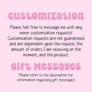 以下が含まれることがあります： 薄いピンクの背景にピンクの文字で「customization」と「Gift Messages」と書かれています。テキストでは、マイナーなカスタマイズのリクエストは歓迎されますが、保証はされないと説明されています。また、ギフトメッセージが利用可能であること、およびリクエスト方法に関する情報も記載されています。
