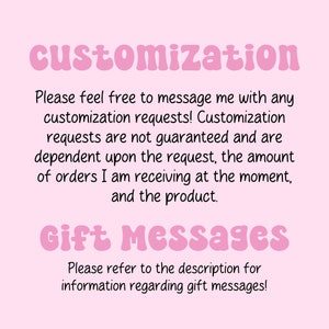 Peut inclure: Fond rose avec le mot "customization" en police bulle. Le texte en dessous indique de contacter pour les demandes de personnalisation, qui ne sont pas garanties. En dessous, "Gift Messages" et une note pour se r&eacute;f&eacute;rer &agrave; la description.