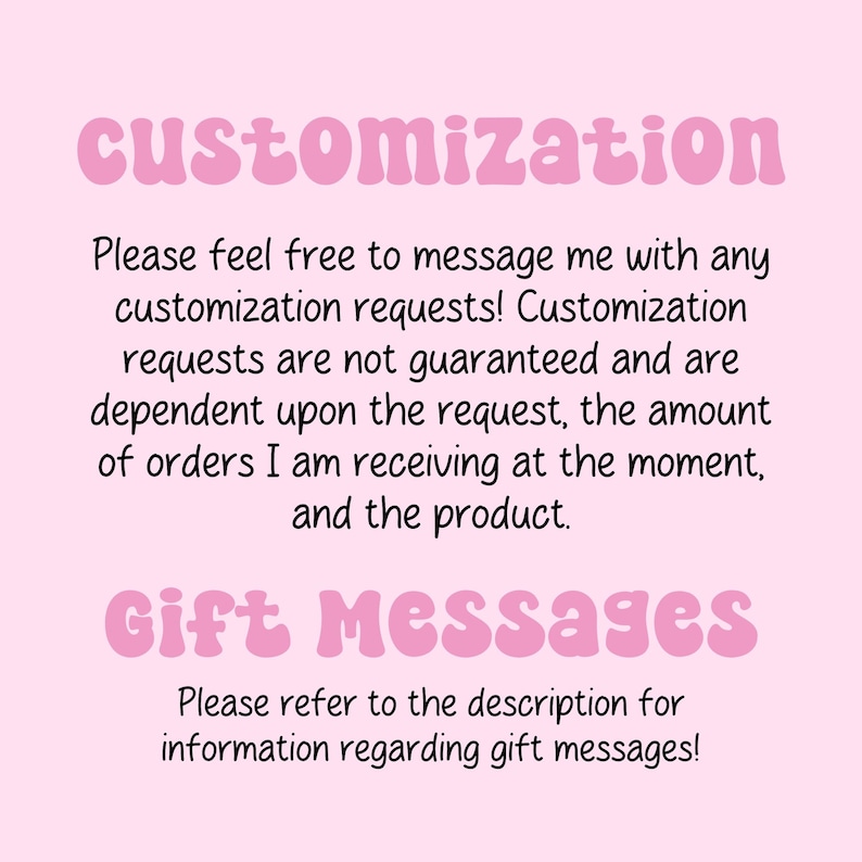 Peut inclure: Fond rose avec le mot "customization" en police bulle. Le texte en dessous indique de contacter pour les demandes de personnalisation, qui ne sont pas garanties. En dessous, "Gift Messages" et une note pour se r&eacute;f&eacute;rer &agrave; la description.