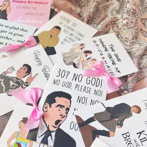 Peut inclure: Un assortiment de cartes de v&oelig;ux avec des illustrations et du texte, comprenant des souhaits d'anniversaire et des citations humoristiques. Les cartes pr&eacute;sentent des images de personnes et des phrases comme "Joyeux Anniversaire !" et "Tu as 30 ans."