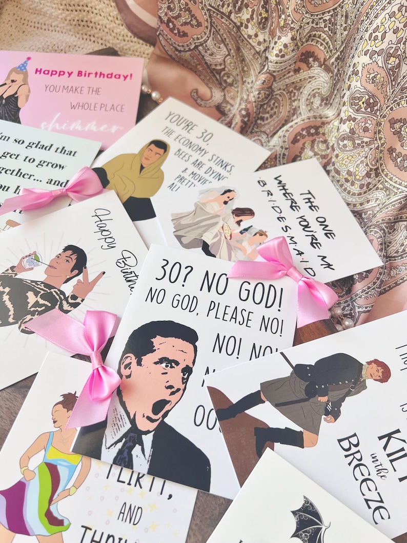 Peut inclure: Un assortiment de cartes de v&oelig;ux avec des illustrations et du texte, comprenant des souhaits d'anniversaire et des citations humoristiques. Les cartes pr&eacute;sentent des images de personnes et des phrases comme "Joyeux Anniversaire !" et "Tu as 30 ans."