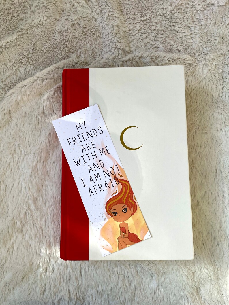 Puede incluir: Un libro blanco con una encuadernaci&oacute;n roja y un marcap&aacute;ginas con un personaje de dibujos animados y el texto "Mis amigos est&aacute;n conmigo y no tengo miedo".