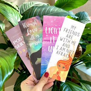 Puede incluir: Cuatro marcap&aacute;ginas coloridos con citas inspiradoras. Los marcap&aacute;ginas presentan un fondo de galaxia con acentos de brillo. Las citas son "Through Love all is possible", "Light it Up", "My Friends are with me and I am not afraid", y "Crescent Post Serv".