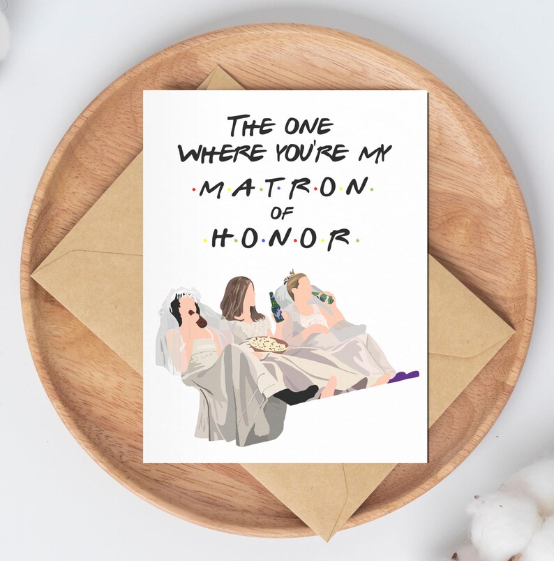 Może przedstawiać: Biała kartka z tekstem "The One Where You're My Matron of Honor" w kolorze czarnym i ż&oacute;łtym. Na kartce znajduje się kresk&oacute;wkowa ilustracja trzech kobiet w białych sukienkach i welonach, siedzących na kanapie i oglądających telewizję.