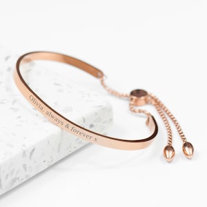 Bracciale rigido personalizzato con affermazione in oro rosa