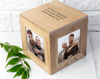 Caja de recuerdos personalizada con forma de cubo de fotos de roble