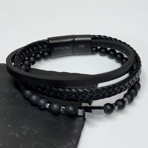 Gepersonaliseerde leren kruisarmband met kralen en gestapeld voor heren