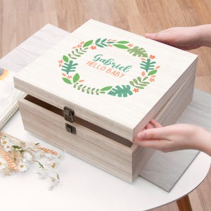 Caja de recuerdos personalizada con corona de Hello Baby