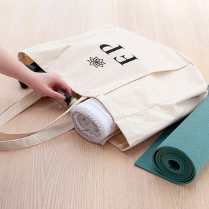 Sac fourre-tout de yoga bio à monogramme, respectueux, toile de coton, pleine conscience, durable, anniversaires, Noël, cadeaux pour elle, salle de sport, sport image 3