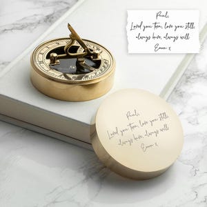 Brújula de reloj de sol con escritura a mano personalizada