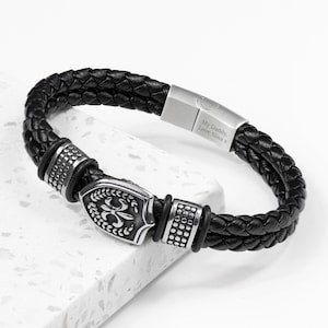 Pulsera de cuero con escudo de guerrero personalizada para hombre