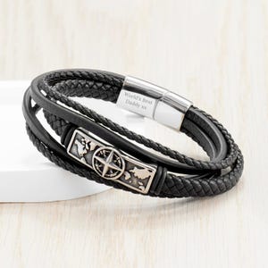 Pulsera de cuero apilada con brújula de viaje personalizada para hombre