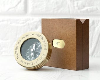 Personlig mässingskompass med graverad trälåda
