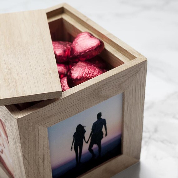 Cubo portafoto in quercia con cornice romantica a cuore