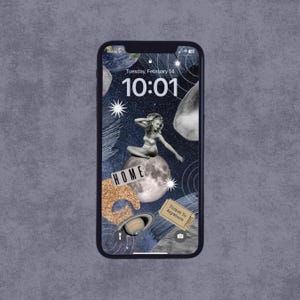 Pode incluir: Ecrã de smartphone com um papel de parede de tema celestial. O design apresenta uma mulher sentada na lua, rodeada de estrelas, planetas e a palavra "HOME". Um bilhete com o texto "Ticket To Anywhere" também é visível.