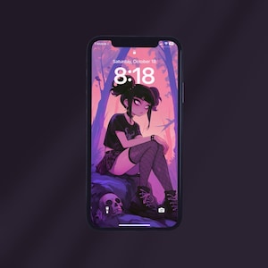 Op de afbeelding: Een smartphone toont een digitale illustratie van een persoon met zwart haar en een zwarte outfit, zittend op een rots met een schedel. De achtergrond is een boslandschap in roze en paarse tinten. Het scherm toont de datum en tijd.