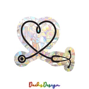 Op de afbeelding: Een zwart-witte illustratie van een stethoscoop in de vorm van een hart. Het hart is gevuld met een holografisch, regenboogkleurig patroon.