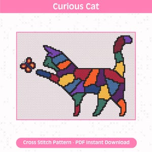 Könnte beinhalten: Ein Kreuzstichmuster mit dem Titel Curious Cat, das eine mehrfarbige Katze aus geometrischen Formen in den Farben Violett, Blau, Orange, Rot, Gelb und Grün zeigt, die mit einer Pfote nach einem kleinen, bunten Schmetterling greift.