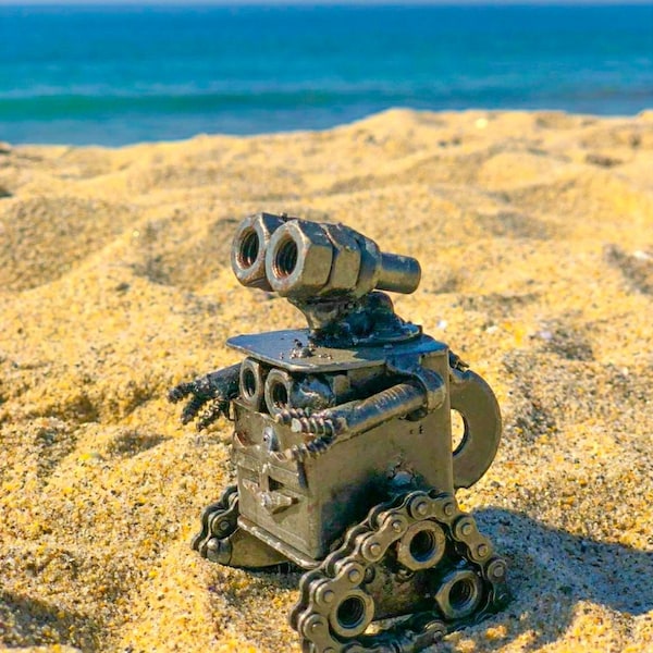 Wall-E standbeeld van gerecycled schroot, handgemaakt staal, op cartoon geïnspireerd. Gemaakt van moeren, bouten, stukjes en beetjes
