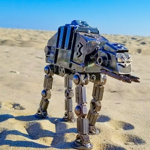 Handgefertigte Kunststatue aus recyceltem Metall, handbemalte Schrottskulptur, Film inspiriert