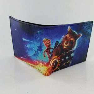本物のハンドメイドのスペースガーディアンレザー二つ折りEDCウォレット、ユニークなギフト、誕生日プレゼント。完全にレーザープリントされています。