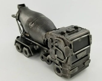 手作りのターミネーターアームとハンド。手作りのリサイクル金属像