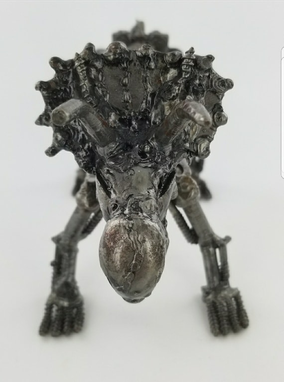 リサイクルされた金属製トリケラトプスのアート像、手溶接された鉄