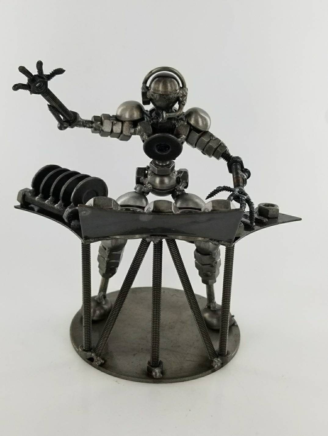 Figura de DJ de metal reciclado hecho a mano estatua Etsy