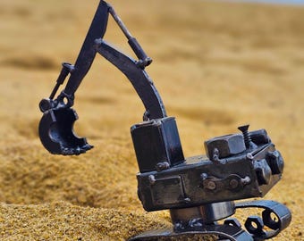 手作りのターミネーターアームとハンド。手作りのリサイクル金属像