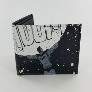 Cartera plegable de cuero de superhéroe, cartera de cómic de héroe de acción, cartera para hombre genuina, hecha a mano y personalizada. Totalmente impresa con láser.